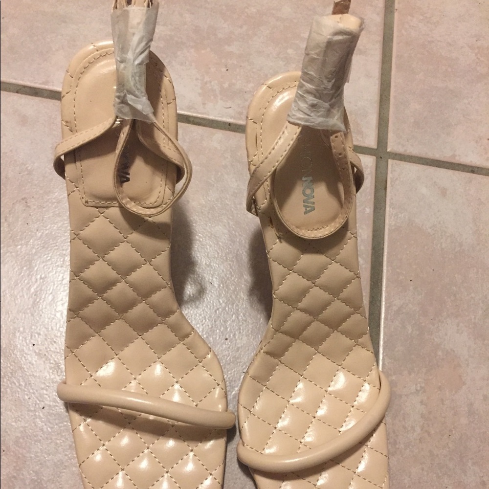 Size 11 unworn quilted fashion nova heels